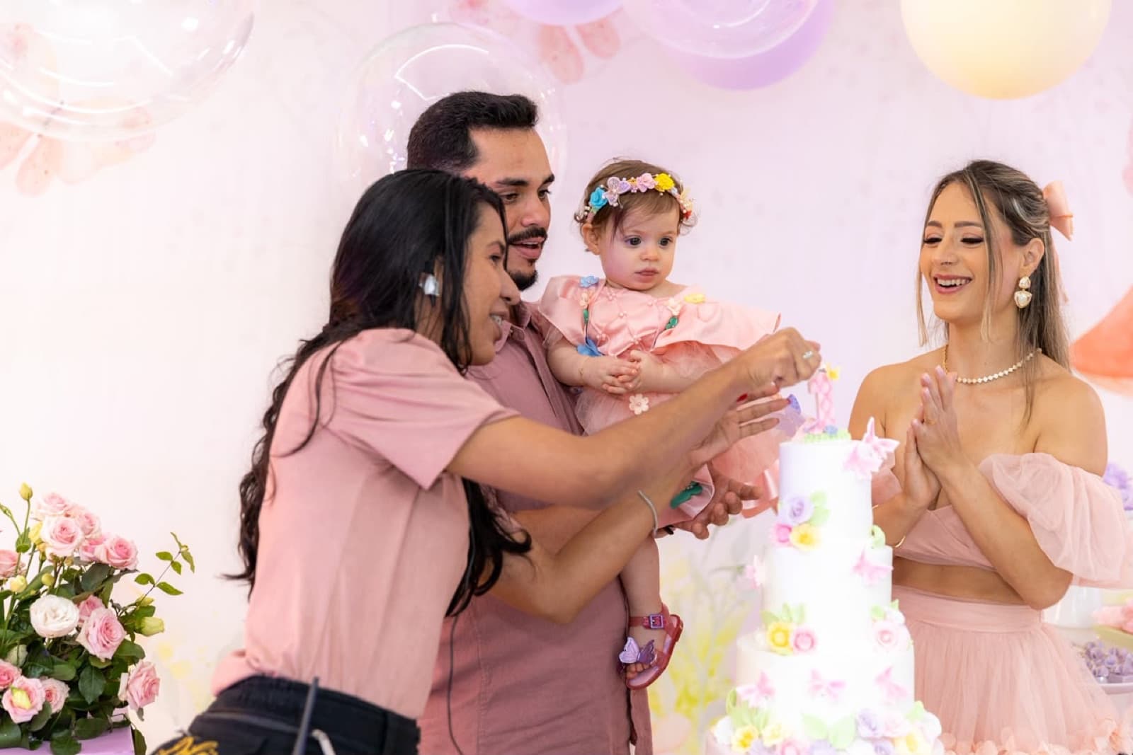 Família celebrando o aniversário da filha com bolo personalizado